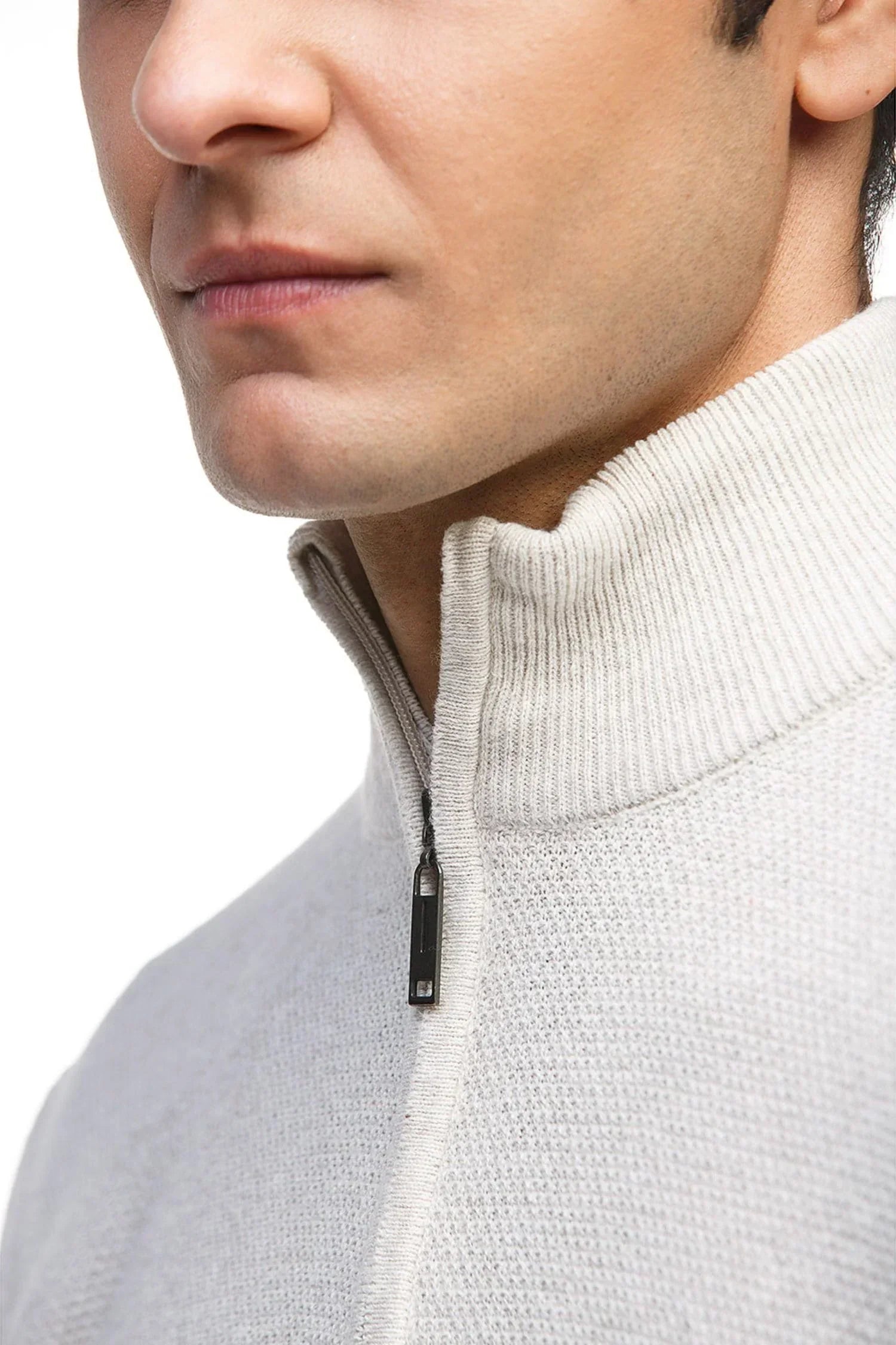 Suéter de punto para hombre color beige con cierre y cuello alto